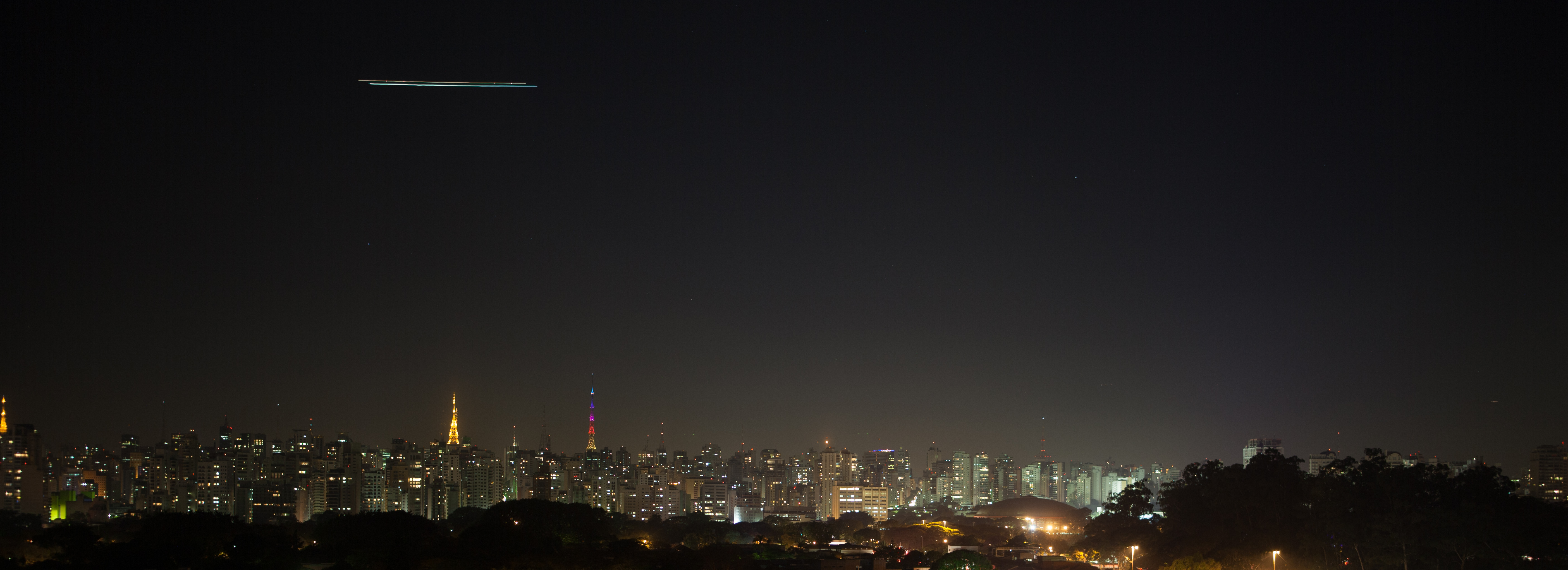Panorama noturno dos edifícios de São Paulo